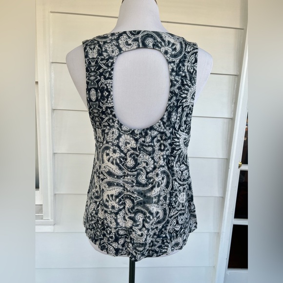 Chaser brand tank with cutout in back size medium - Picture 2 of 3